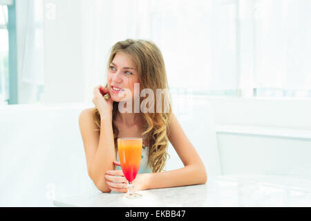 Portrait of a cute femme dans un café de la ville Banque D'Images