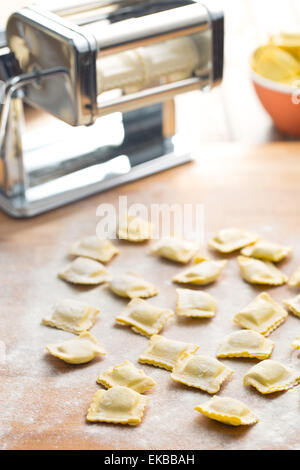 Pâtes ravioli sur table de cuisine Banque D'Images