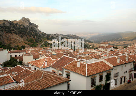 Vue sur le village de Grazalema à Parque Natural Sierra de Grazalema, Andalousie, Espagne, Europe Banque D'Images