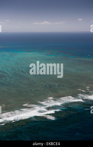 Photographie aérienne de formations de récifs coralliens de la Grande Barrière de corail, l'UNESCO, près de Cairns, Queensland du Nord, Australie, Pacifique Banque D'Images