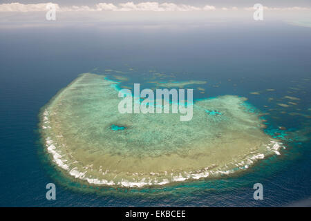 Photographie aérienne de formations de récifs coralliens de la Grande Barrière de corail, l'UNESCO, près de Cairns, Queensland du Nord, Australie, Pacifique Banque D'Images