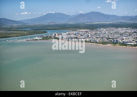 Photographie aérienne de la ville et de l'embouchure de la Trinity Inlet, Cairns, Queensland du Nord, Australie Banque D'Images