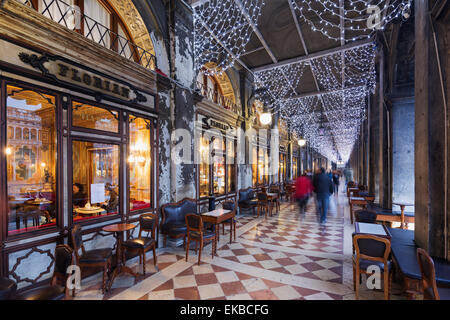 Décorations de Noël à Florian Café, Place Saint Marc, San Marco, Venise, UNESCO World Heritage Site, Vénétie, Italie, Europe Banque D'Images