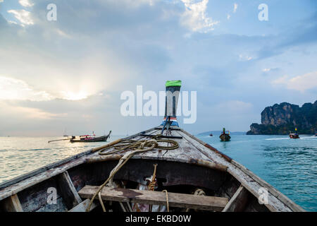 Bateau Longtail, Railay beach, Krabi, Thaïlande, Asie du Sud-Est, Asie Banque D'Images