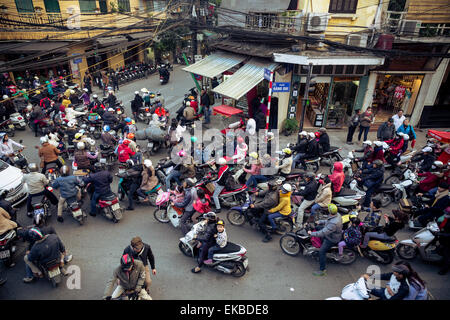 Le trafic important dans la vieille ville, Hanoi, Vietnam, Indochine, Asie du Sud-Est, l'Asie Banque D'Images