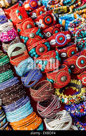Détail de bracelets et bagues au marché tibétain au marché aux puces à mercredi, Inde, Asie Banque D'Images