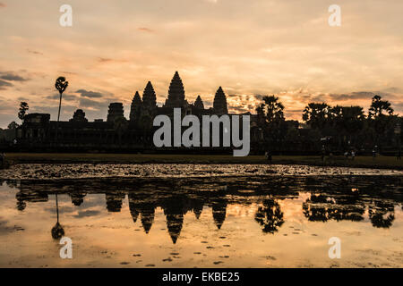 Lever du soleil sur l'entrée ouest de Angkor Wat, Angkor, l'UNESCO, Siem Reap, Cambodge, Indochine, Asie du Sud, Asie Banque D'Images