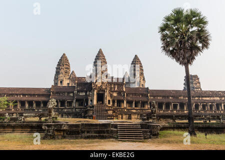 Entrée est de Angkor Wat, Angkor, Site du patrimoine mondial de l'UNESCO, Siem Reap, Cambodge, Indochine, Asie du Sud-Est, l'Asie Banque D'Images