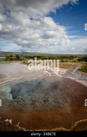 Une piscine avec hotspring géothermique minéraux dissous, Geysir, cercle d'or, de l'Islande, les régions polaires Banque D'Images