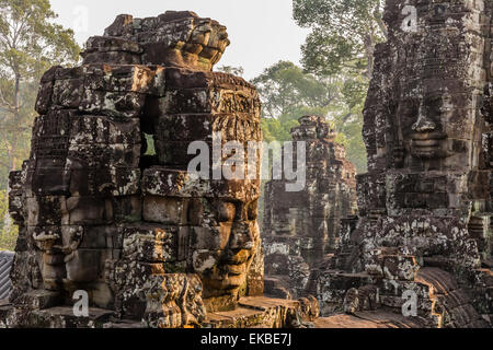 Face à quatre tours à Prasat du Bayon, Angkor Thom, Angkor, l'UNESCO, Siem Reap, Cambodge, Indochine, Asie du Sud, Asie Banque D'Images