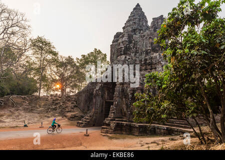 Location en passant par la porte sud à Angkor Thom, Angkor au lever du soleil, l'UNESCO, la Province de Siem Reap, Cambodge, Indochine, Asie Banque D'Images