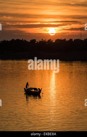 Lever du soleil sur la rivière Tonle Sap, près du village de Kampong Tralach, Cambodge, Indochine, Asie du Sud, Asie Banque D'Images