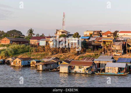 La vie le long du Mékong, près de la capitale de Phnom Penh, Cambodge, Indochine, Asie du Sud, Asie Banque D'Images