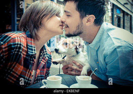 Couple au bar avec Jack Russell Banque D'Images