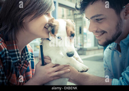 Couple au bar avec Jack Russell Banque D'Images