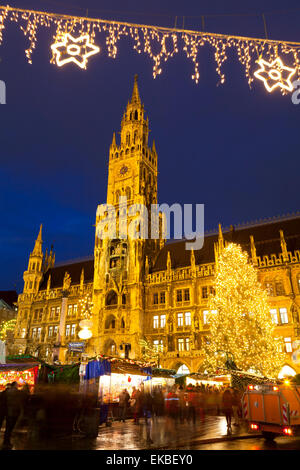 Marché de Noël à la Marienplatz et la nouvelle Mairie, Munich, Bavaria, Germany, Europe Banque D'Images