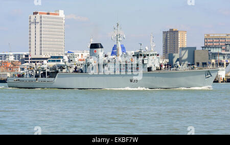 Le HMS Hurworth (M39) Classe de recherche de navire de la Marine royale contre les mines dans le port de Portsmouth, Portsmouth, Hampshire, England, UK. Banque D'Images