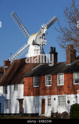 Moulin de l'Union et traditionnelles maisons Kent, Cranbrook, Kent, Angleterre, Royaume-Uni, Europe Banque D'Images