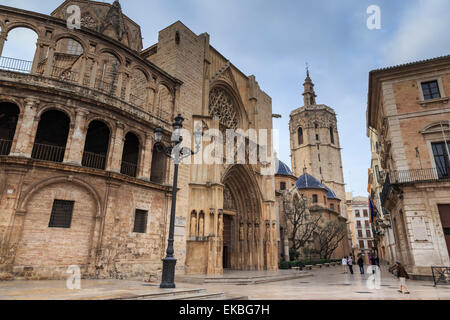 Cathédrale et Miguelete Bell Tower, Plaza de la Virgen, à l'automne (automne), Valencia, Espagne, Europe Banque D'Images