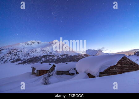 Une nuit étoilée couvrant les huttes cf Alpina submergés dans la neige près de col Majola, Grisons, Swiss Alps, Switzerland, Europe Banque D'Images