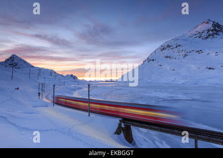 Le Bernina Express train rouge, UNESCO World Heritage Site, Grisons, Swiss Alps, Switzerland, Europe Banque D'Images