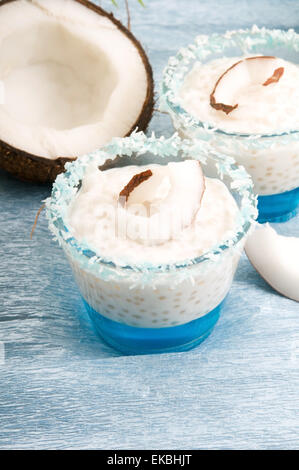 Perles de tapioca pudding à la noix de coco et gelée de litchi Banque D'Images