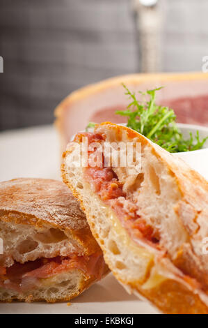 Panini ciabatta sandwich avec jambon de parme et tomates Banque D'Images