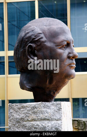 Juin 2011 - BERLIN : une statue de l'ancien président de l'Union soviétique, Mikhaïl Gorbatchev (Michail Gobatschow) par Serge Mangin à Banque D'Images