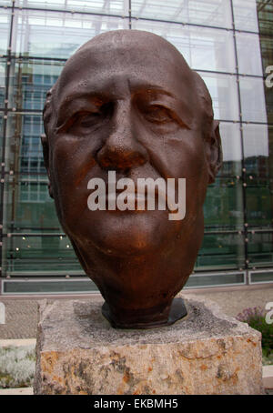 Juin 2011 - BERLIN : une statue de l'ancien président de l'Union soviétique, Mikhaïl Gorbatchev (Michail Gobatschow) par Serge Mangin à Banque D'Images