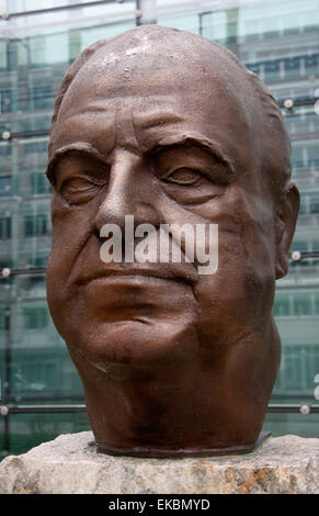 Juin 2011 - BERLIN : une statue/ buste de l'ancien chancelier allemand Helmut Kohl (par Serge Mangin) au siège de l'Axl-Spr Banque D'Images