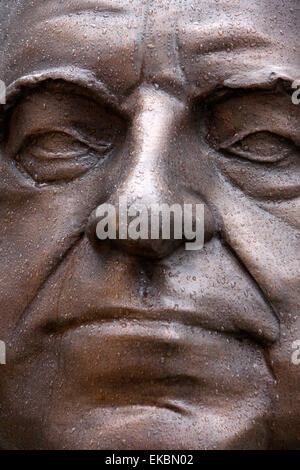 Juin 2011 - BERLIN : une statue/ buste de l'ancien chancelier allemand Helmut Kohl (par Serge Mangin) au siège de l'Axl-Spr Banque D'Images