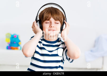 Boy listening to music Banque D'Images