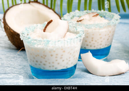 Perles de tapioca pudding à la noix de coco et gelée de litchi Banque D'Images
