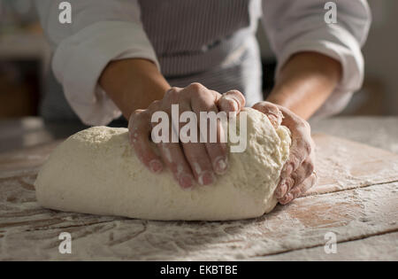 Baker le pétrissage de la pâte sans gluten Banque D'Images