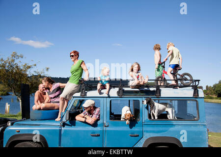 Amis de la famille en plus de véhicule hors route, Lake Okareka, Nouvelle-Zélande Banque D'Images