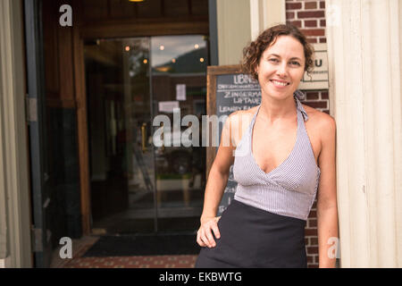 Portrait de femme shop keeper en porte de petit magasin Banque D'Images