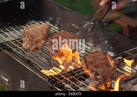 Steak sur le grill Banque D'Images