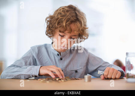 Teenage boy à compter des pièces Banque D'Images