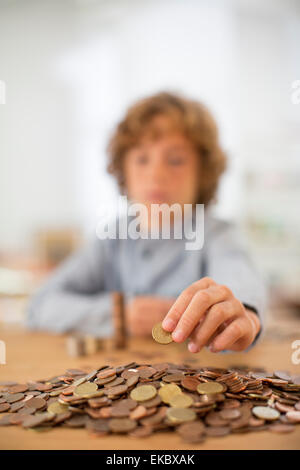 Teenage boy à compter des pièces Banque D'Images