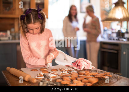 Givrage des Fille de cannelle et de miel cookies Banque D'Images