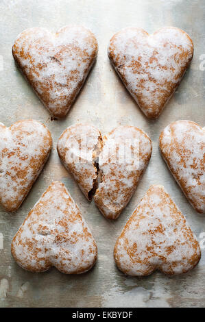 Heart-shaped gingerbread cookies Banque D'Images