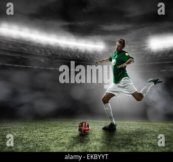 Kicking football ball Banque D'Images