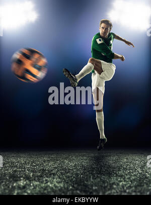 Kicking football ball Banque D'Images