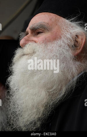 Un prêtre orthodoxe de l'Est participant au "Lavement des pieds" cérémonie à l'église du Saint-Sépulcre dans la vieille ville de Jérusalem le 09 avril 2015, les chrétiens du monde entier commémorer des événements autour de la crucifixion de Jésus Christ, jusqu'à sa résurrection le jour de Pâques. Credit : Eddie Gerald/Alamy Live News Banque D'Images