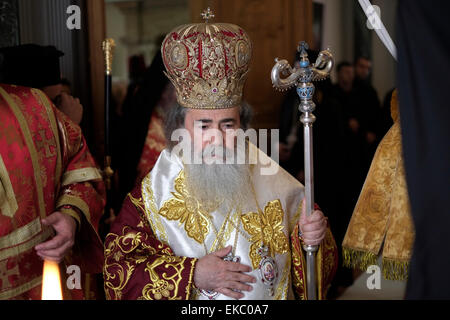 Jérusalem, Israël 9 Avril 2015 : Patriarche grec orthodoxe de Jérusalem Theophilos III tient une crosse de style oriental avec les serpents représentant le personnel de Moïse au Patriarcat grec orthodoxe église peu après le "Lavement des pieds" cérémonie à l'église du Saint-Sépulcre dans la vieille ville de Jérusalem le 09 avril 2015, les chrétiens du monde entier commémorer des événements autour de la crucifixion de Jésus Christ, jusqu'à sa résurrection le jour de Pâques. Credit : Eddie Gerald/Alamy Live News Banque D'Images