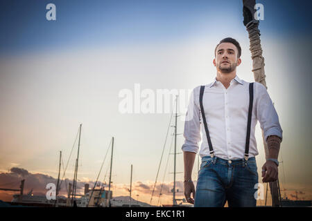 Young man relaxing on yacht, Cagliari, Sardaigne, Italie Banque D'Images