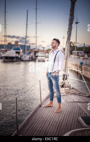 Young man relaxing on yacht, Cagliari, Sardaigne, Italie Banque D'Images