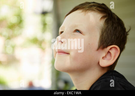 Close up portrait of boy in forest Banque D'Images