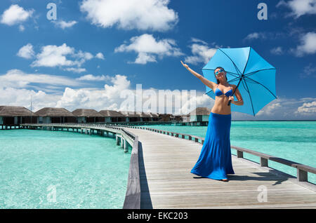 Femme sur une plage jetée à Maldives Banque D'Images