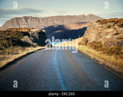 Vue sur les montagnes et les routes rurales, Nord Ouest de Assynt, Highlands, Scotland, UK Banque D'Images